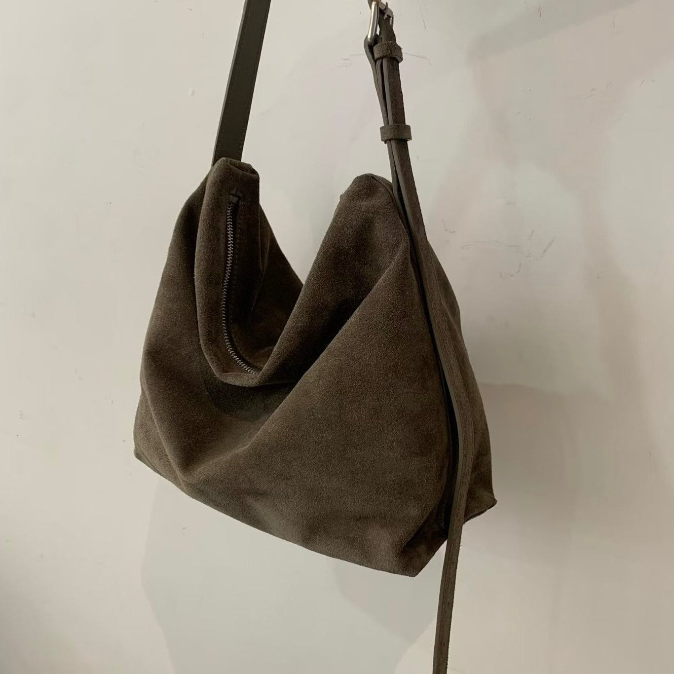 👜【Soft Suede Shoulder Bag · 柔軟麂皮袋】