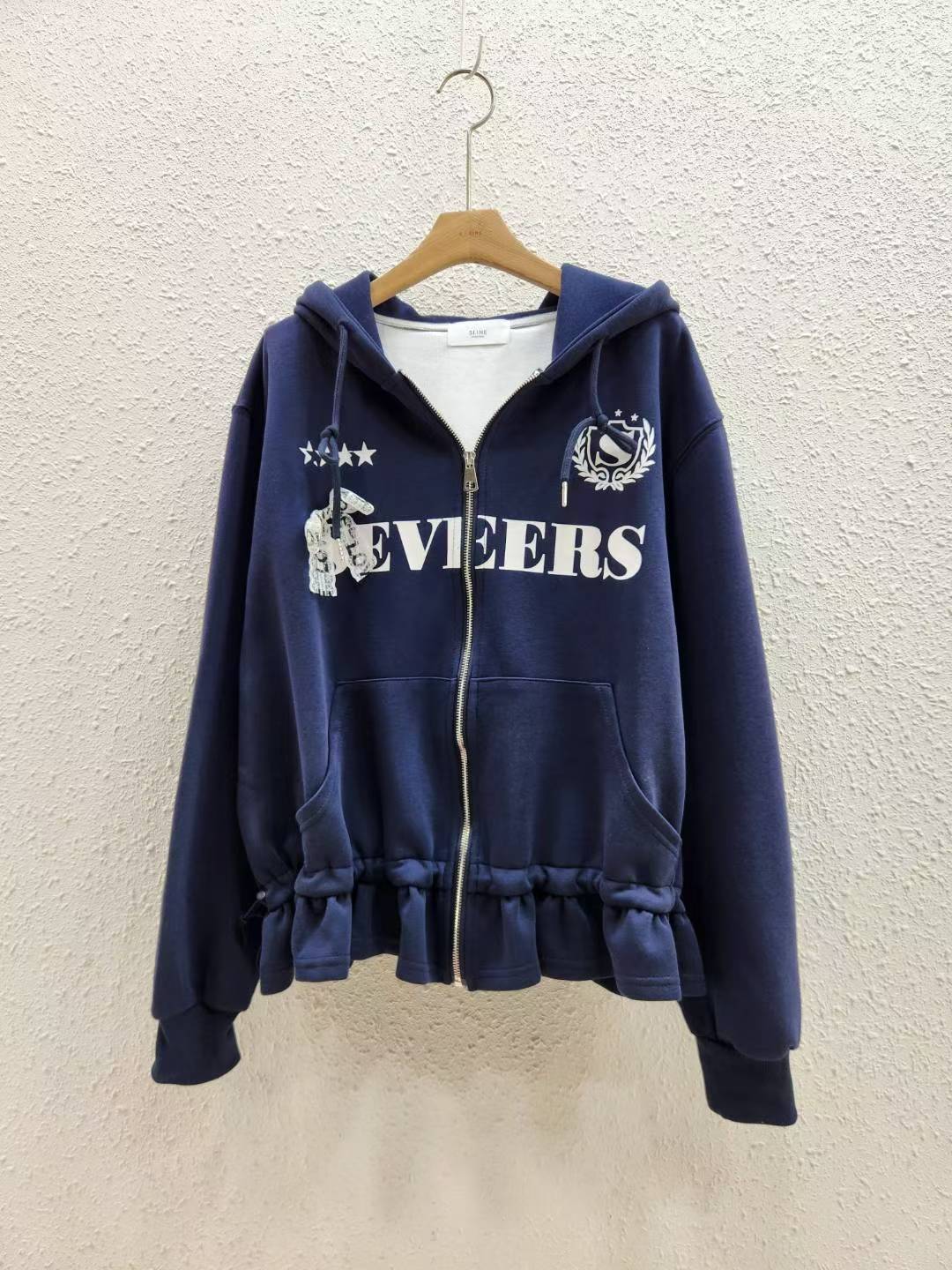 SEVETEEN 字母荷葉邊連帽外套 🧥✨