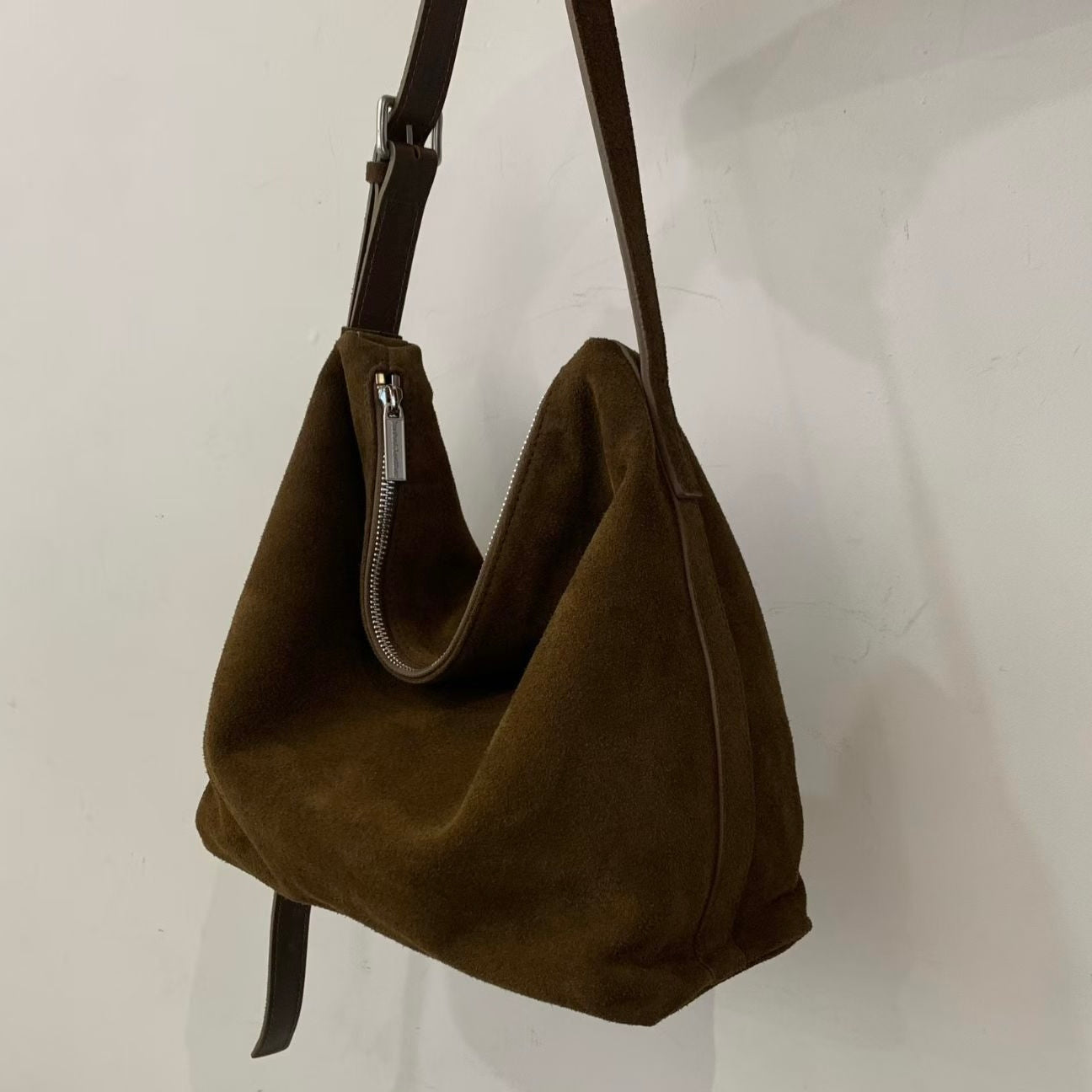 👜【Soft Suede Shoulder Bag · 柔軟麂皮袋】