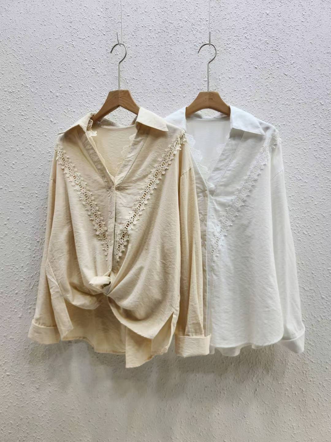 🌼 Lace Trim V-Neck Blouse 花邊V領恤衫