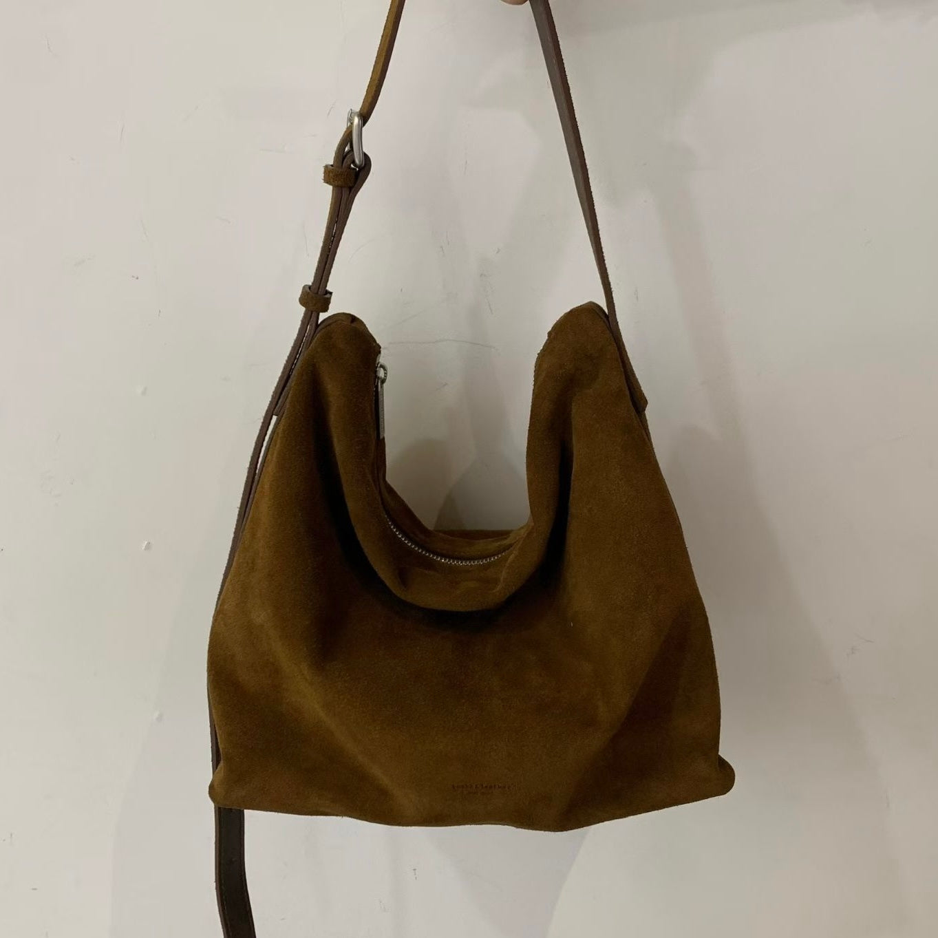 👜【Soft Suede Shoulder Bag · 柔軟麂皮袋】