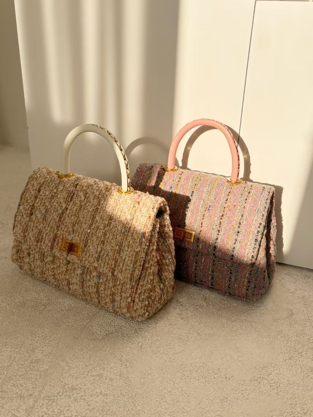 ⁺ ⁺ ⁺ ˖◛⁺⑅2025 SS Collection♡⑅⁺◛˖ ˚ ༘♡
Sincere’s choice 💫
Tweed handbag
靚款😍手拎/斜揹兩用
💕pre-order only