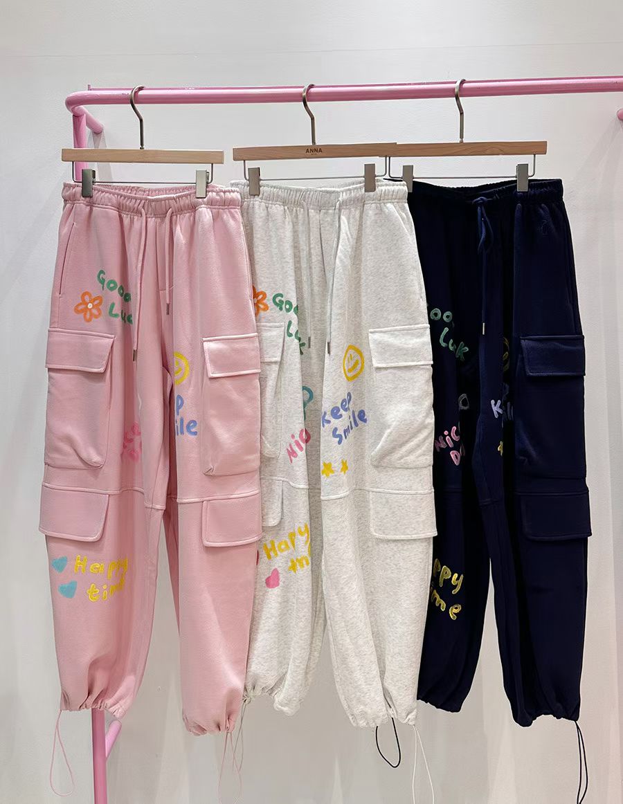 ✨【Happy Time Jogger Pants · 手寫風口袋棉褲】✨
🌈 東大門潮款 · Anna 系列