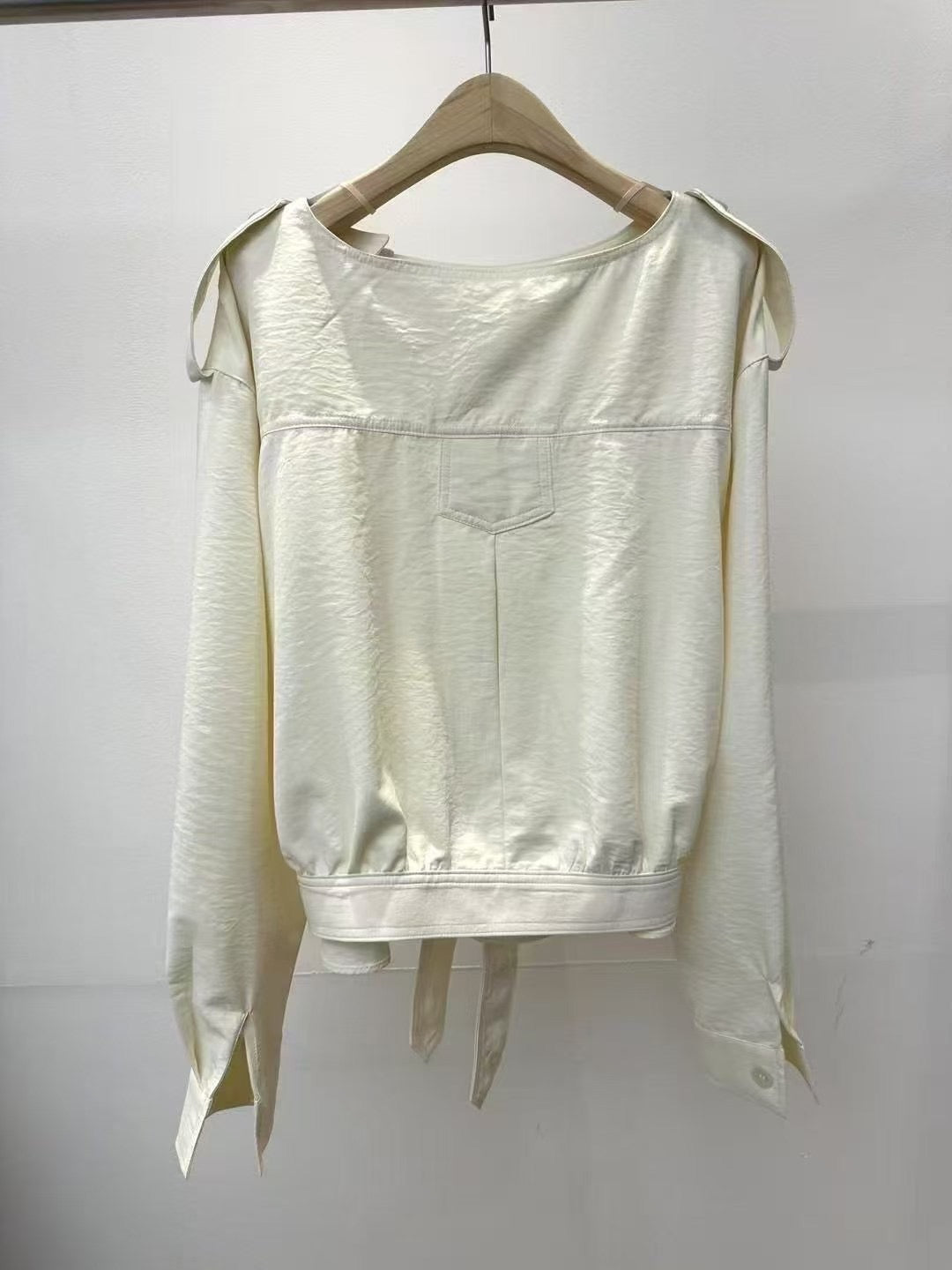 Tencel feel crew neck blouse
