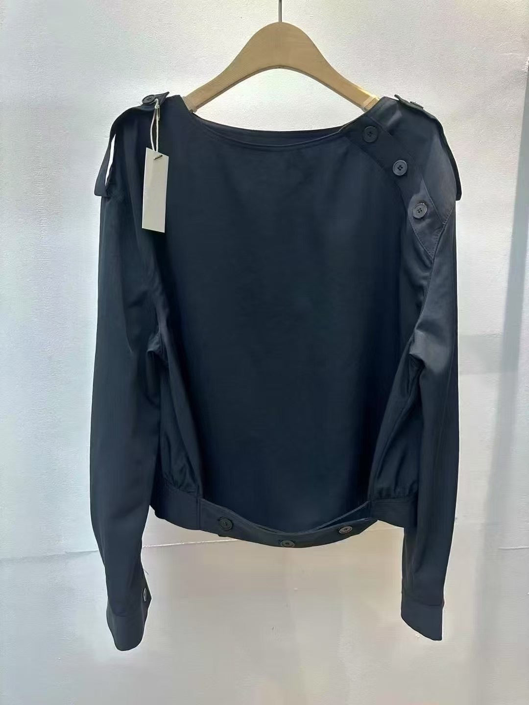 Tencel feel crew neck blouse