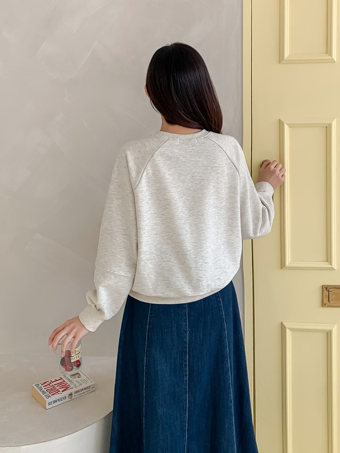 🤍 Minimal Pattern Raglan Sweat Top