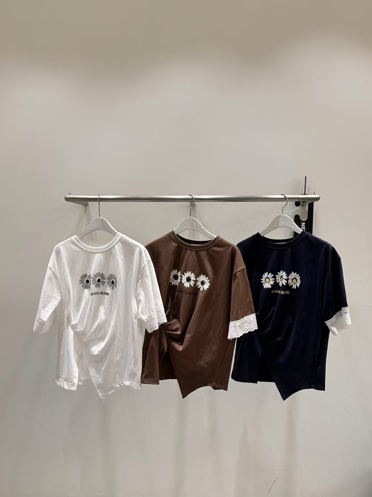 In Full Bloom Daisy Tee with Lace /蕾絲袖小雛菊Tee