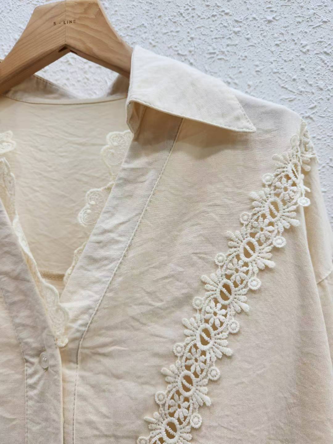 🌼 Lace Trim V-Neck Blouse 花邊V領恤衫