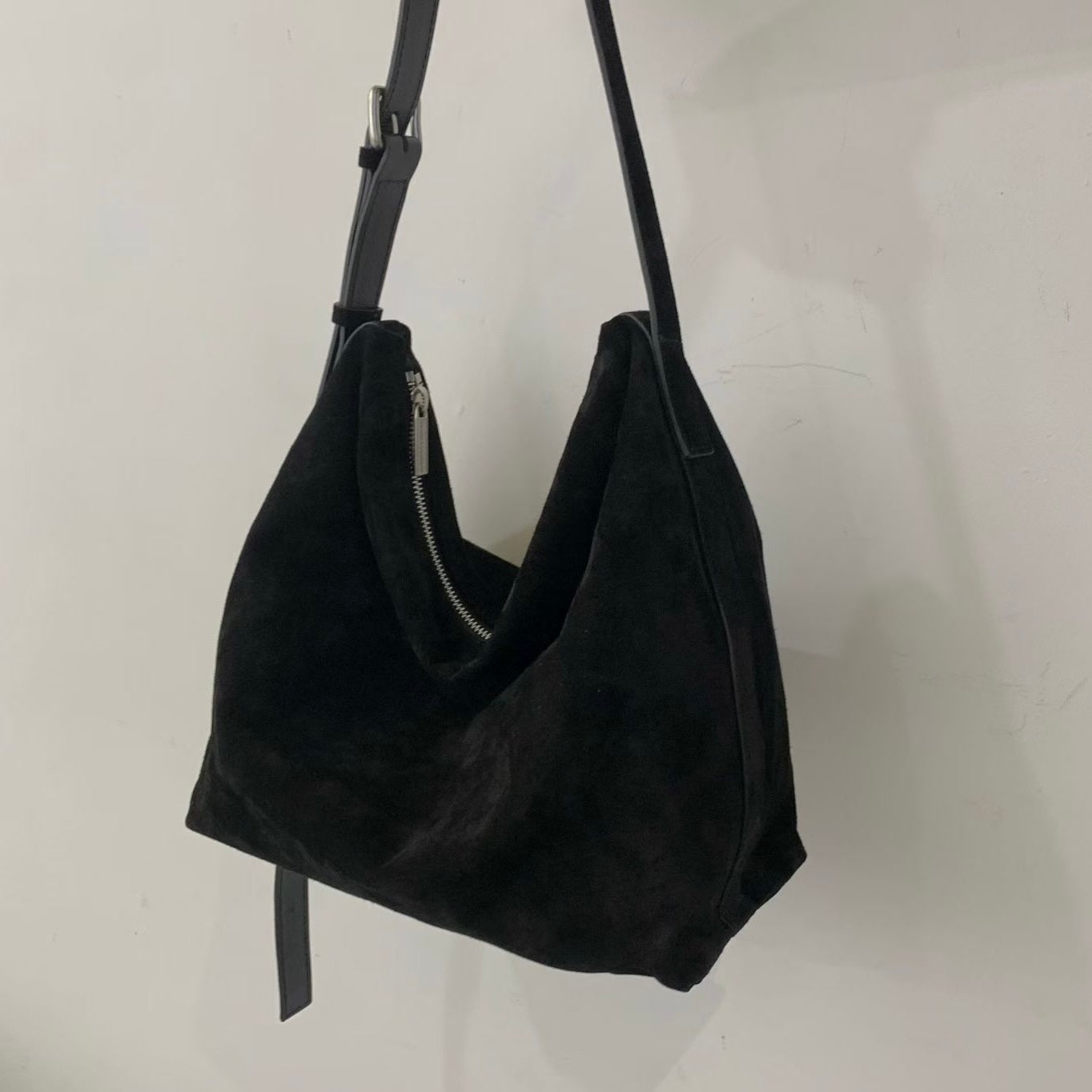 👜【Soft Suede Shoulder Bag · 柔軟麂皮袋】