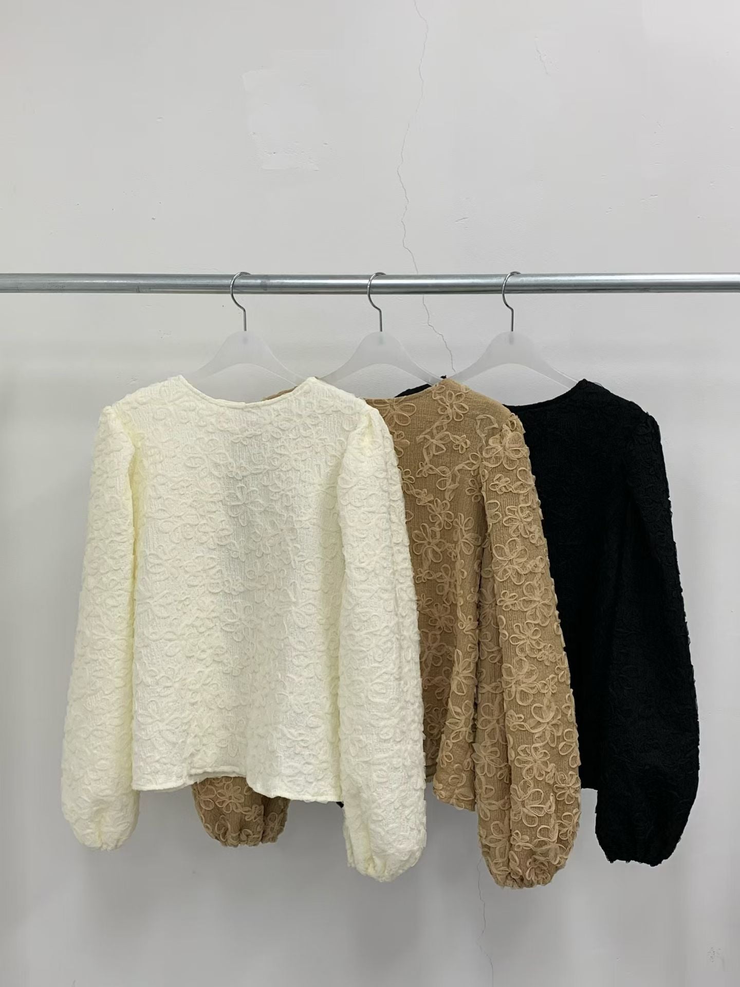 ✨【Floral Embroidered Puff Sleeve Blouse · 立體花卉氣質上衣】✨