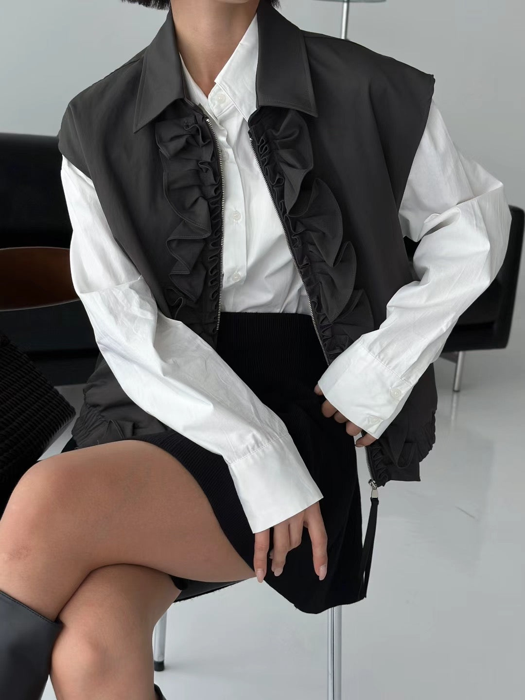 Sculptural Grace in Every Ruffle 型格荷葉拉鍊設計背心