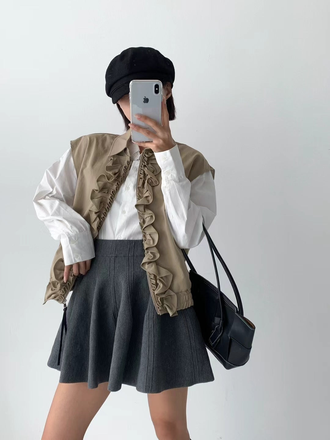 Sculptural Grace in Every Ruffle 型格荷葉拉鍊設計背心