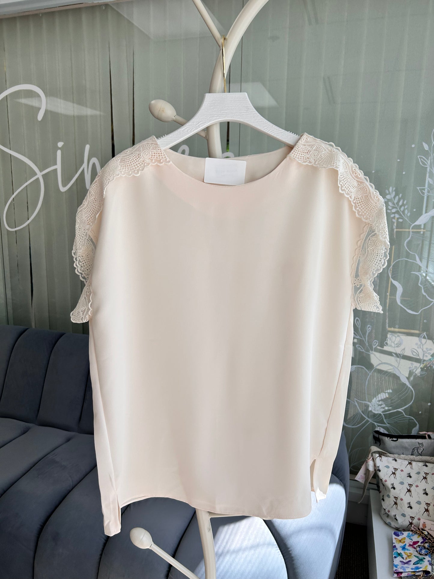 5 June Live A08 Lace Sleeves Blouse