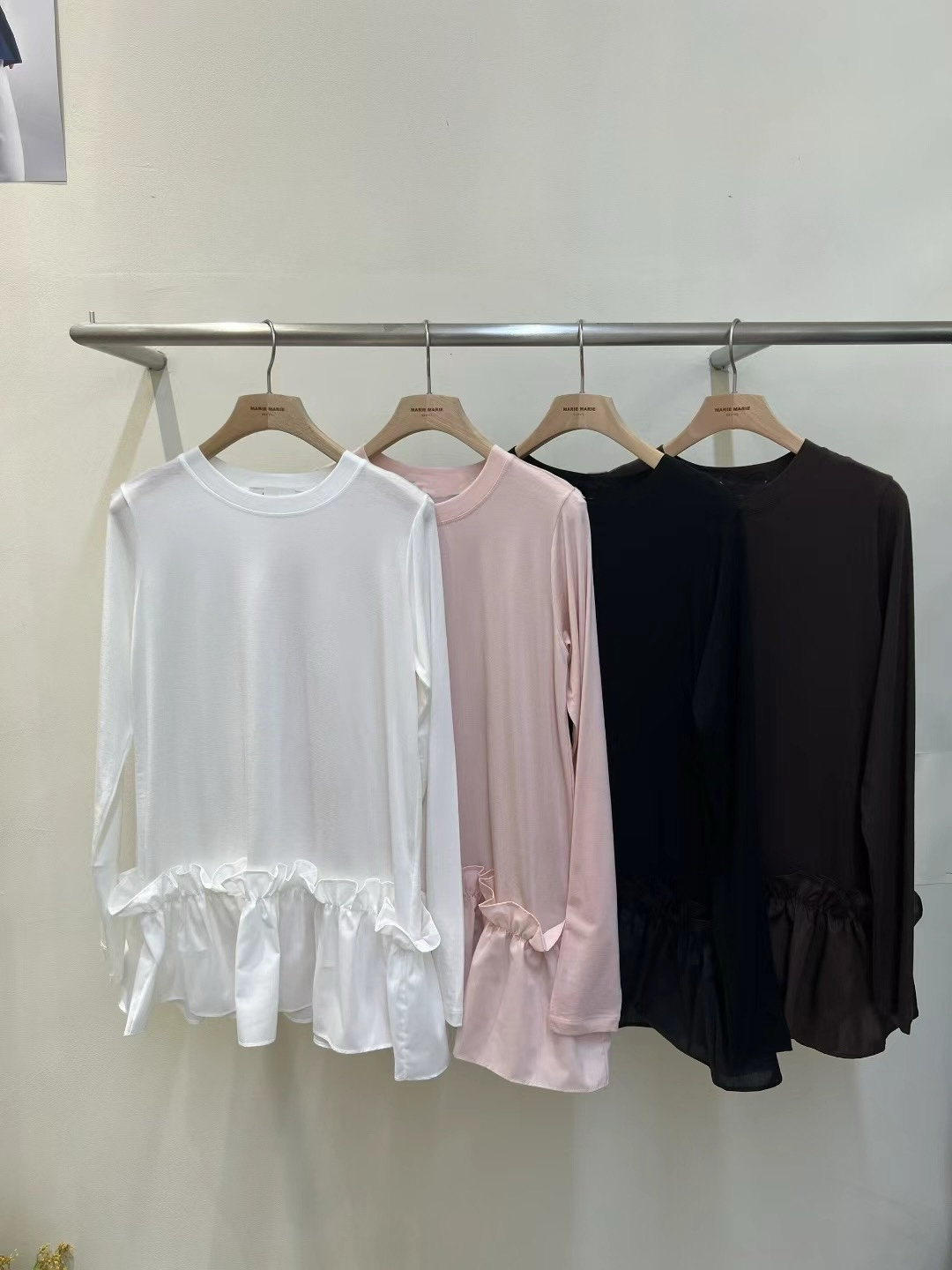 Playful Elegance with a Ruffled Touch 荷葉下擺長袖上衣