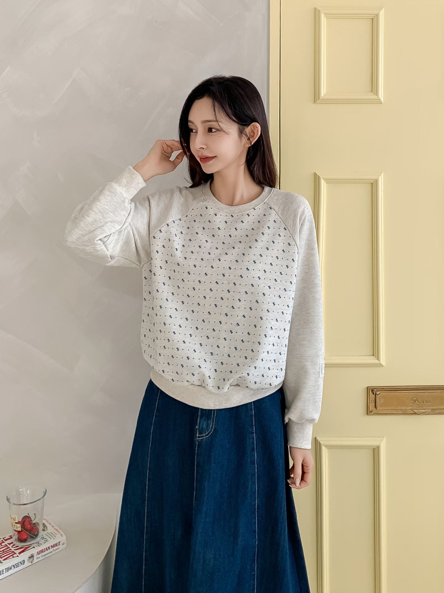 🤍 Minimal Pattern Raglan Sweat Top