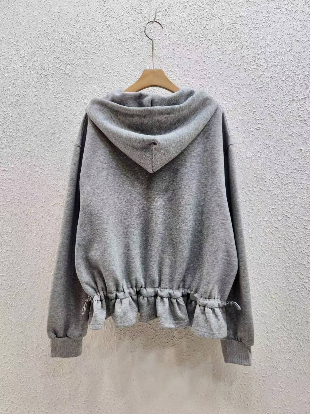 SEVETEEN 字母荷葉邊連帽外套 🧥✨