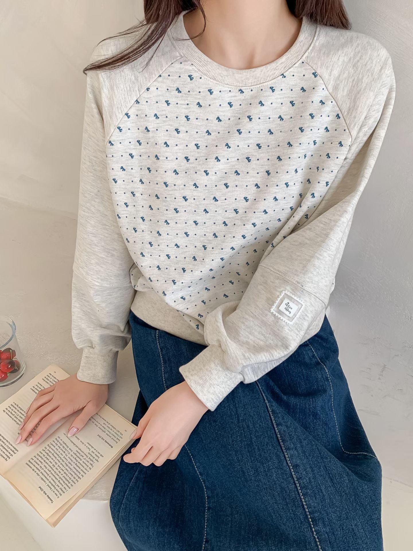 🤍 Minimal Pattern Raglan Sweat Top
