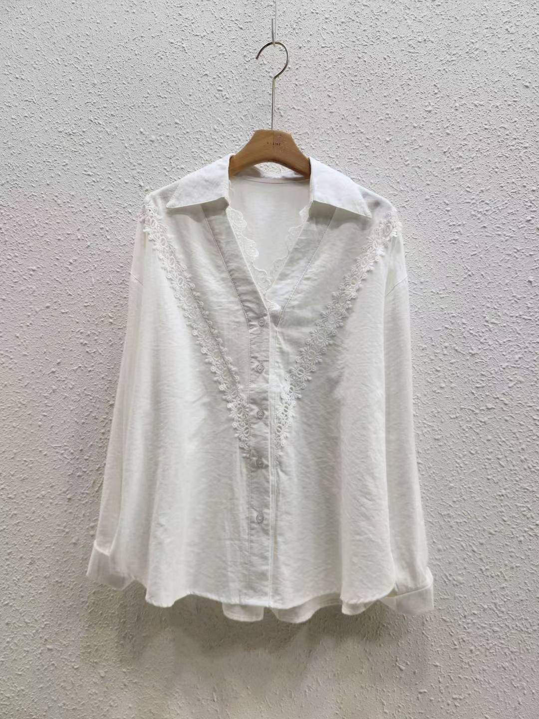 🌼 Lace Trim V-Neck Blouse 花邊V領恤衫