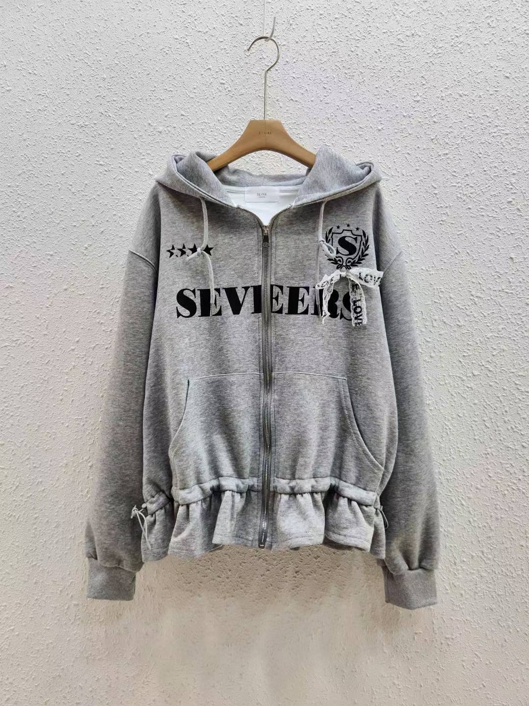 SEVETEEN 字母荷葉邊連帽外套 🧥✨