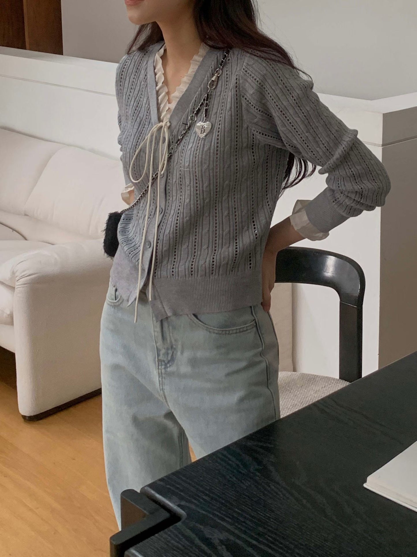 🌿 Sheer Ruffle V-Neck Knit Cardigan

浪漫雪紡荷葉邊 × 直紋鏤空針織