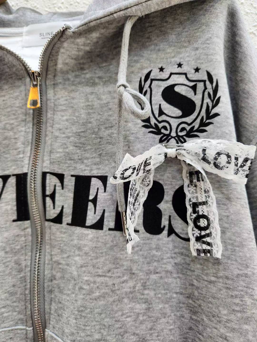SEVETEEN 字母荷葉邊連帽外套 🧥✨