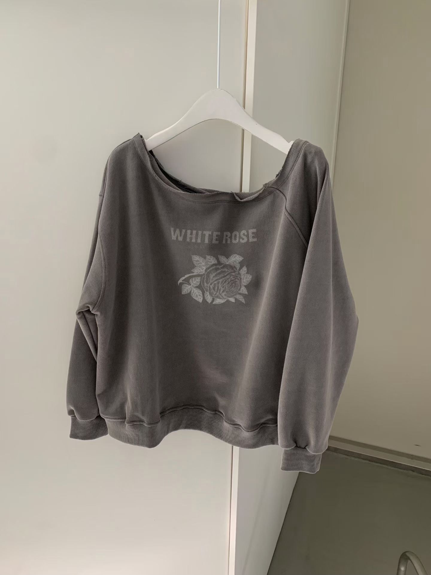 26 S/S March  WHITE ROSE Vintage Washed Sweatshirt