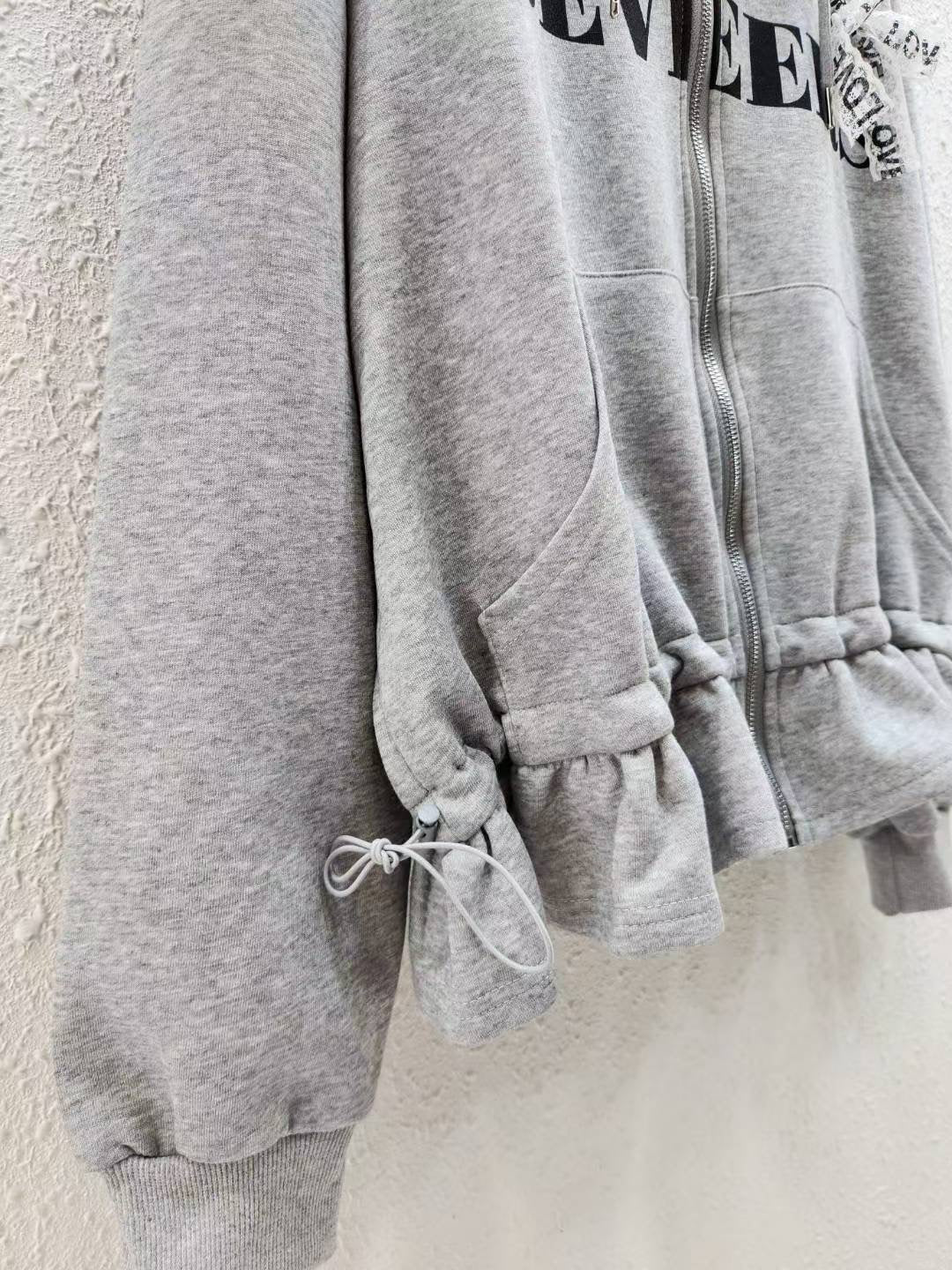 SEVETEEN 字母荷葉邊連帽外套 🧥✨