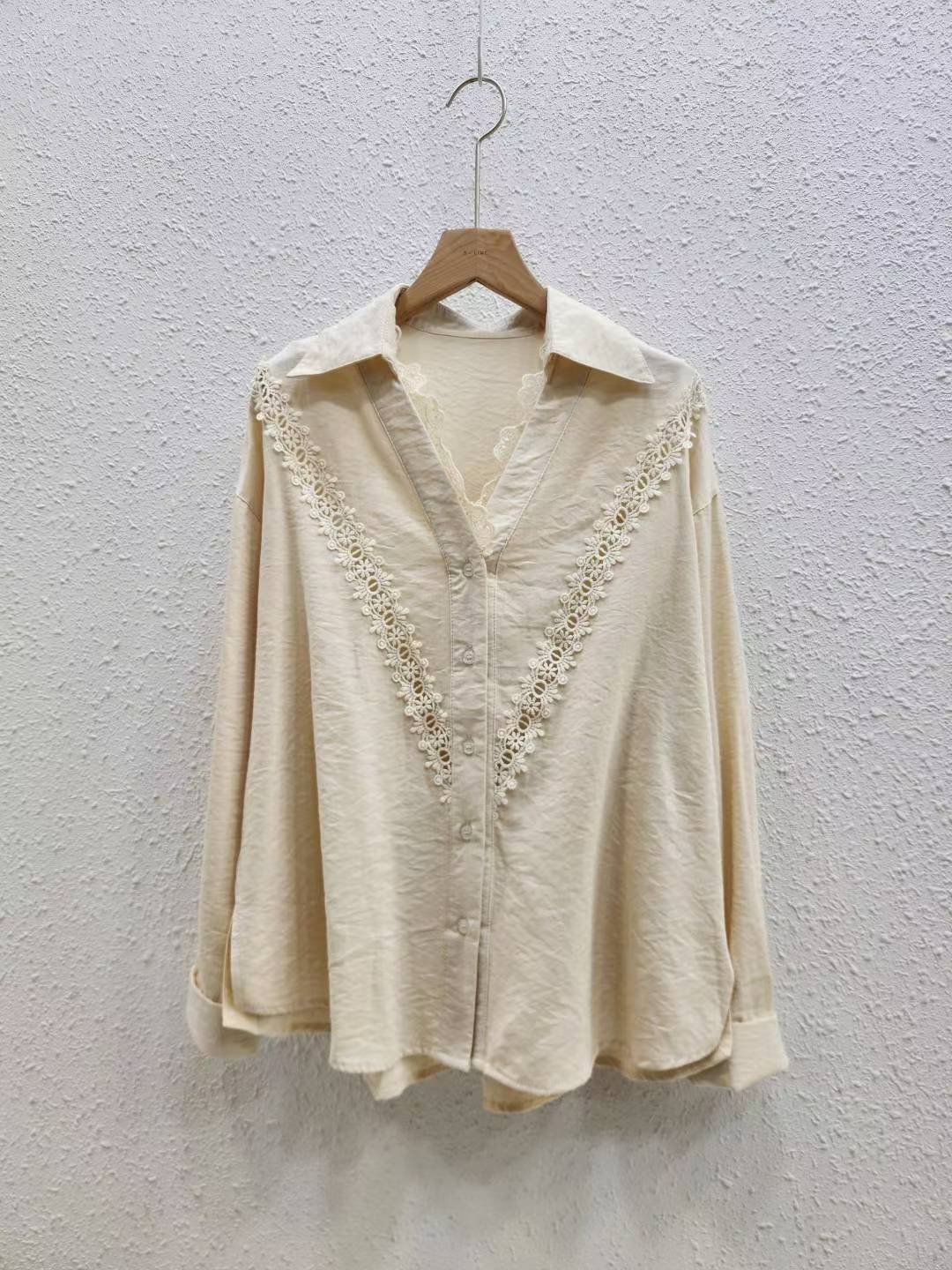 🌼 Lace Trim V-Neck Blouse 花邊V領恤衫