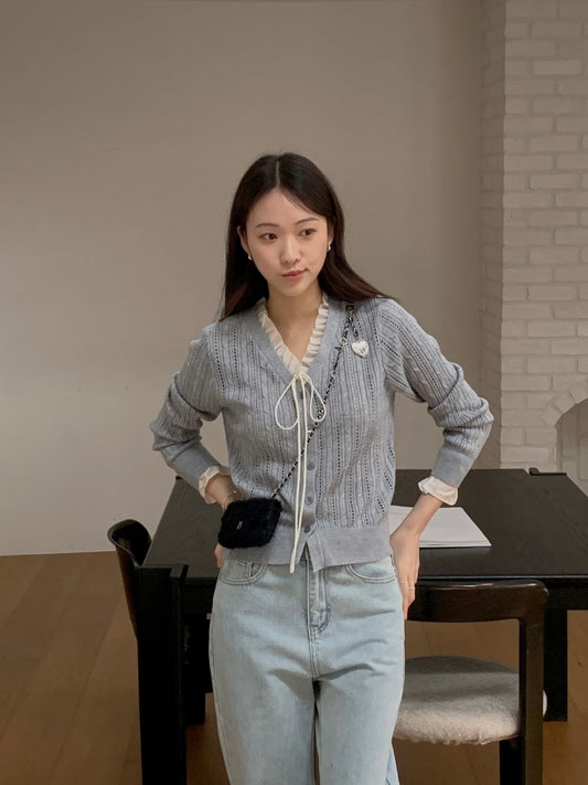 🌿 Sheer Ruffle V-Neck Knit Cardigan

浪漫雪紡荷葉邊 × 直紋鏤空針織
