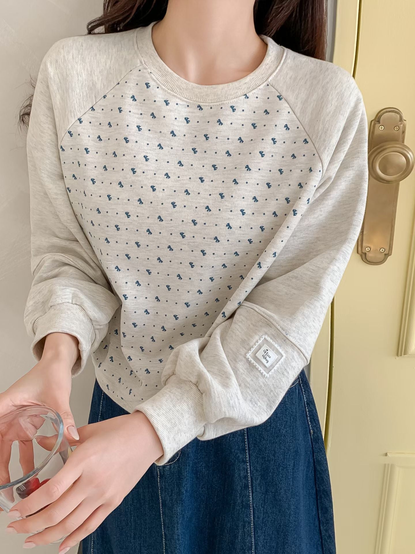 🤍 Minimal Pattern Raglan Sweat Top
