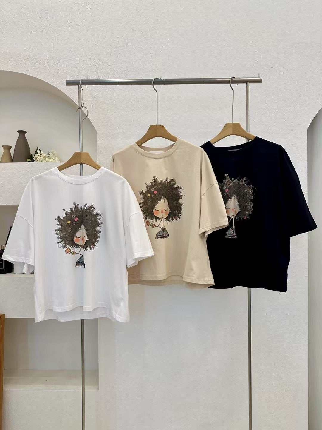 個性爆炸頭插畫女孩Tee /Whimsical hand-drawn style Art Girl Tee