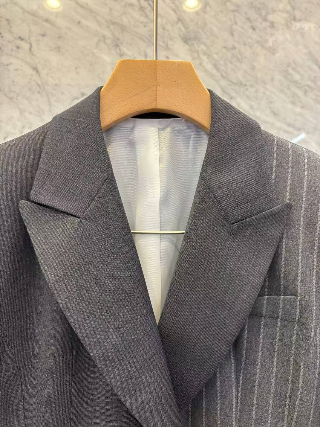 ✨【25FW Asymmetric Pinstripe Blazer · 韓版不對稱條紋西裝外套】✨