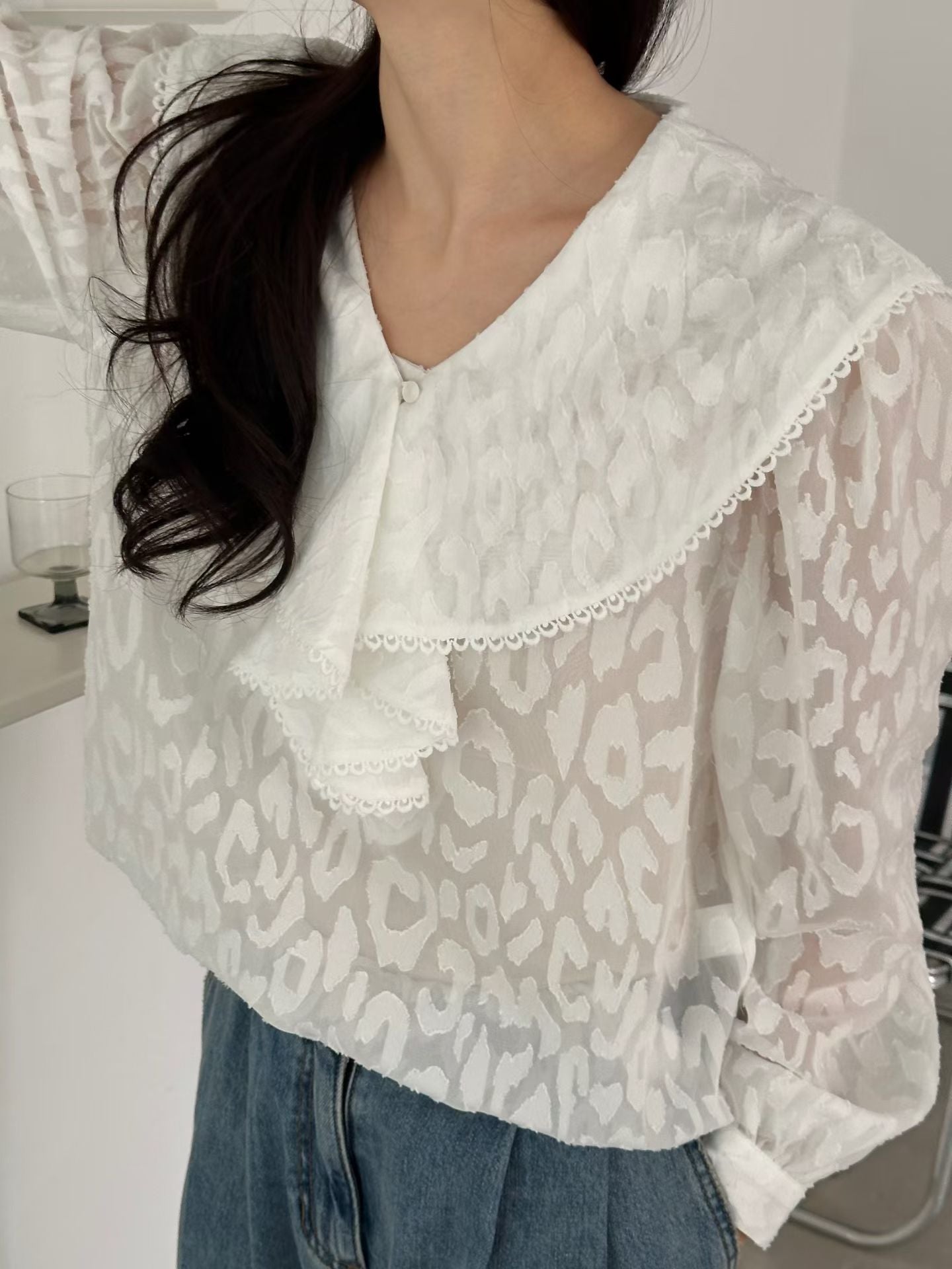 💕 Sheer Leopard Lace Sailor Blouse

輕透豹紋蕾絲 × 復古水手領設計