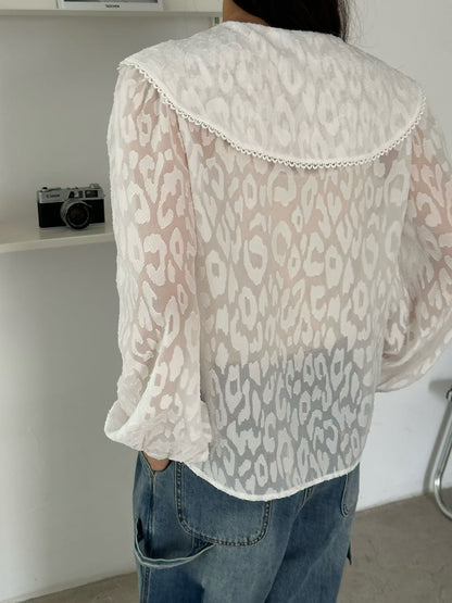 💕 Sheer Leopard Lace Sailor Blouse

輕透豹紋蕾絲 × 復古水手領設計