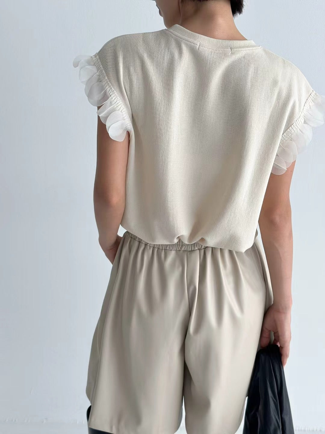 Everyday Elegance with a Twist  優雅荷葉袖上衣
