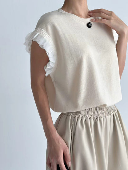 Everyday Elegance with a Twist  優雅荷葉袖上衣